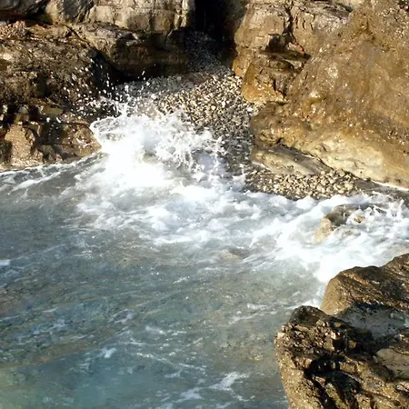 House With Wifi Ustrine, Cres - 8037 *